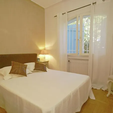 Dom wakacyjny Modern With Private Garden